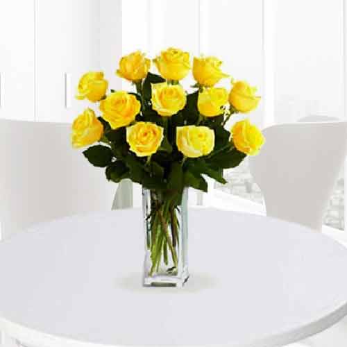 12 Stunning Yellow Rose Bouquet