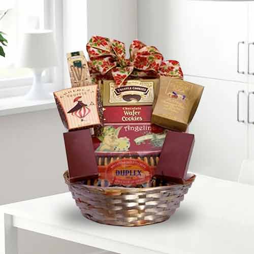 Excellent Basket of 9 Traditional Gourmet Treats